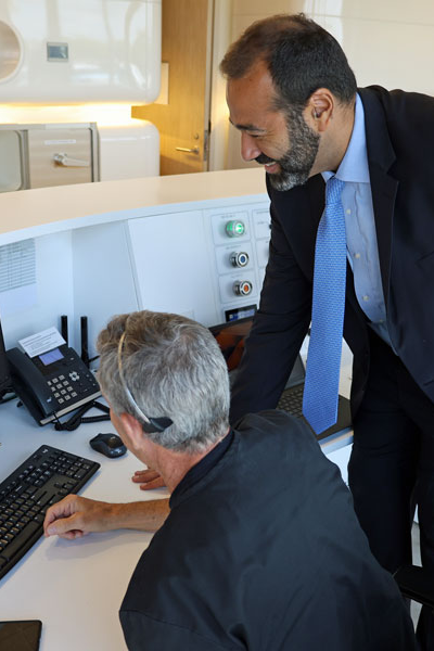 Doctor-And-Tech-At-Console_OxyPeak