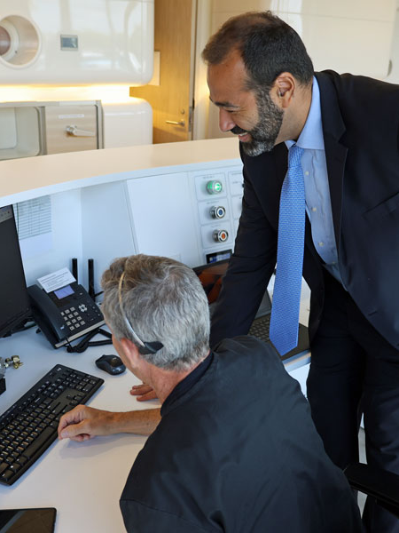 Doctor-And-Tech-At-Console_OxyPeak
